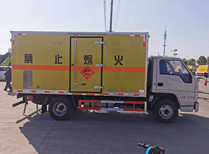 黄石爆破器材运输车工人安全操作规范与智能技术保障